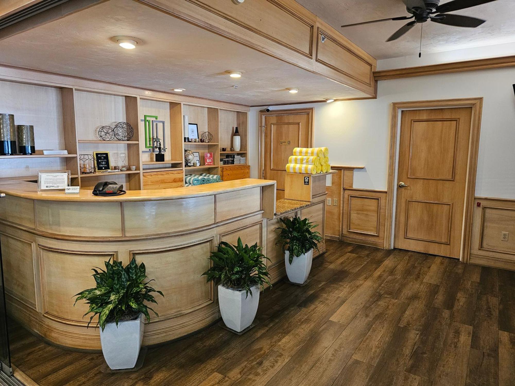 Naples Park Central Hotel エクステリア 写真