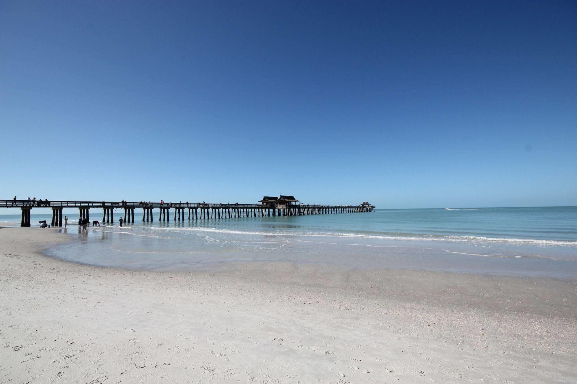 Naples Park Central Hotel エクステリア 写真